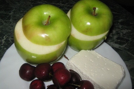 Яблоки с творогом и с ягодами: шаг 2