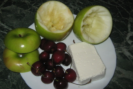 Яблоки с творогом и с ягодами: шаг 3
