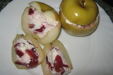 Яблоки с творогом и с ягодами: шаг 9