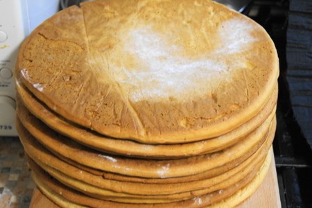 Торт цирк с медовыми коржами и сметанно-маслянным кремом с карамелизированными изюмом и черносливом: шаг 1