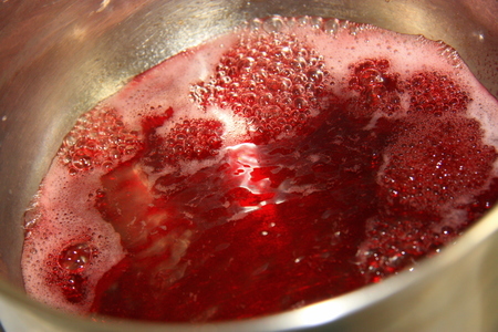 Винно-вишневый суп с мороженым в ледяной пиале.: шаг 3