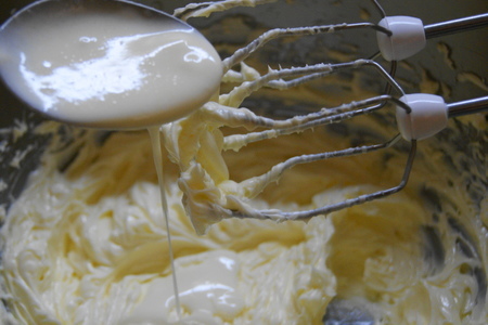 Торт цирк с медовыми коржами и сметанно-маслянным кремом с карамелизированными изюмом и черносливом: шаг 9