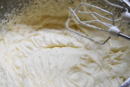 Торт цирк с медовыми коржами и сметанно-маслянным кремом с карамелизированными изюмом и черносливом: шаг 10