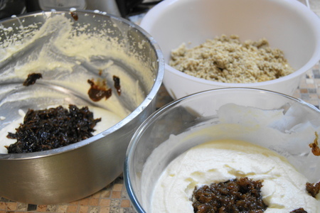 Торт цирк с медовыми коржами и сметанно-маслянным кремом с карамелизированными изюмом и черносливом: шаг 11