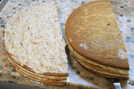 Торт цирк с медовыми коржами и сметанно-маслянным кремом с карамелизированными изюмом и черносливом: шаг 15