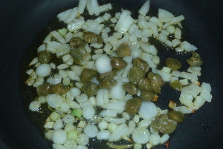 Тёплый салат из молодого картофеля, свежих и маринованных овощей для леночки ( mama elena): шаг 3
