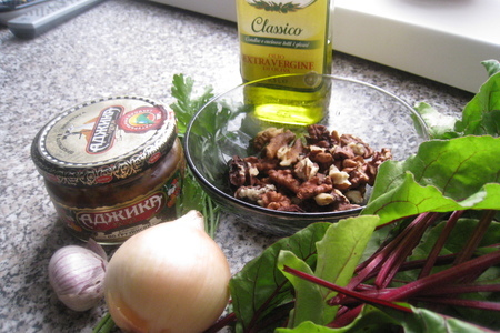 Салат из свекольной ботвы с орехами: шаг 1