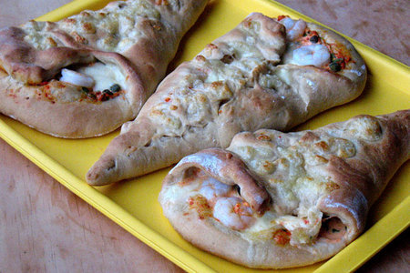 Кулёчки-пиццы с креветками,каперсами и оливками, а также с начинкой "гаваи": шаг 1