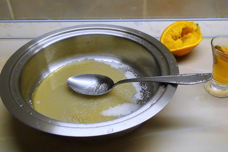 Крем-брюле флан с апельсиновой карамелью-соусом и клубникой.: шаг 2