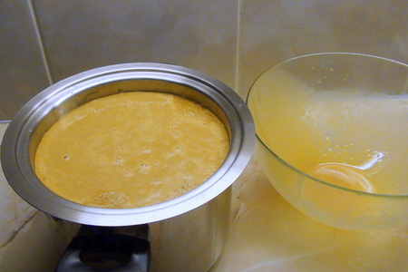 Крем-брюле флан с апельсиновой карамелью-соусом и клубникой.: шаг 5