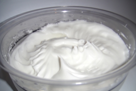 Бисквит на белках в белоснежной глазури: шаг 2