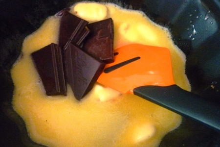 Фруктово-ягодное каре  на  шоколадно-песочной основе с нежным  сливочным кремом: шаг 3