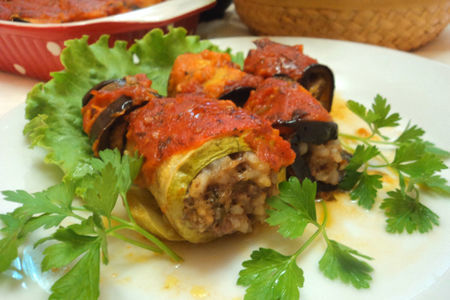 Рулетики из баклажанов и кабачков с мясом и рисом, запеченные в томатном соусе: шаг 6
