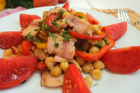 Теплый салат с нутом, беконом и помидорами.: шаг 3