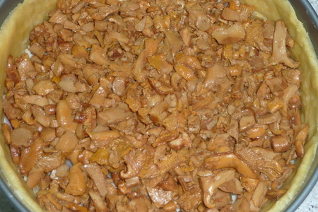 Песочный пирог " ароматный" с лисичками, сыром и луком: шаг 10