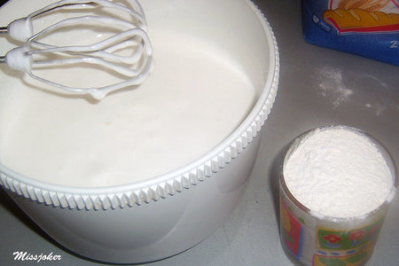 Торт йогуртовый с персиками и бисквитом: шаг 4