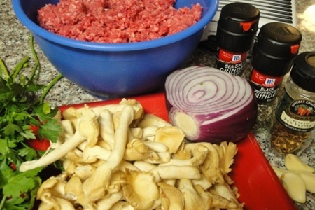 Ракушки с мясом и грибами под сырно-томатным соусом: шаг 1