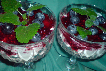 Десерт из ягод с коньяком,безе и сливками: шаг 7