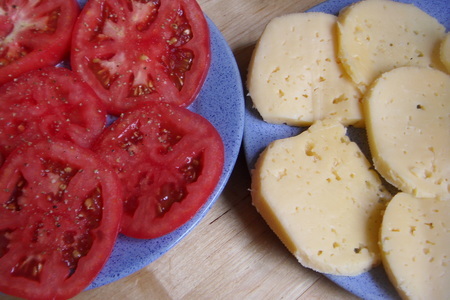 Оладьи из кабачка с сыром и помидорами.: шаг 1