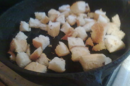 Теплый салат с куриной печенью , крутонами и яблоком: шаг 3