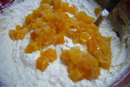 Сливочно - ванильная запеканка с творожным сыром и курагой.: шаг 4