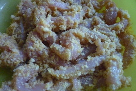 Куриная грудка карри под соусом,  с гарниром из печеных яблок,козьего сыра и кедровых орешков: шаг 4