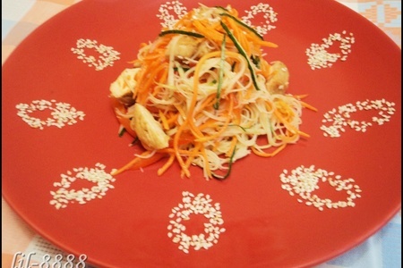Салат с курицей, овощами и рисовой лапшей.: шаг 1