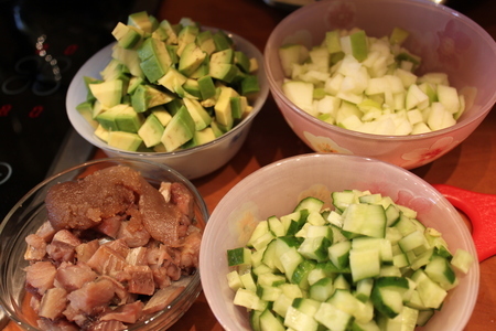 Сытный салатик с сельдью, рисом и авокадо.: шаг 1