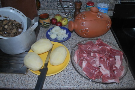 Опята с мясом в поросенке (горшочке): шаг 1