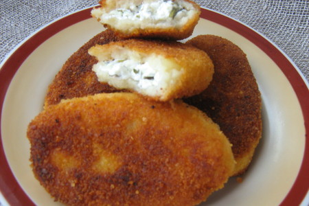 Картофельные пирожки с брынзой и свекольно-сметанным соусом: шаг 7