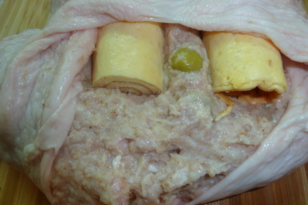 Фото приготовления рецепта: Курица фаршированная как основное блюдо или как праздничная холодная закуска