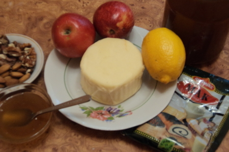 Мягкий сыр, фаршированный яблоками, медом и орехами, с яблочным хлебом.: шаг 6