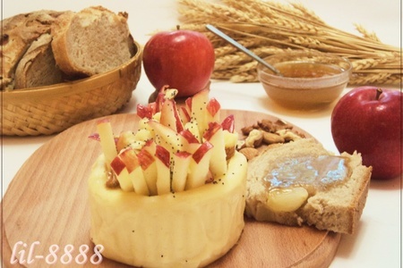 Мягкий сыр, фаршированный яблоками, медом и орехами, с яблочным хлебом.: шаг 8