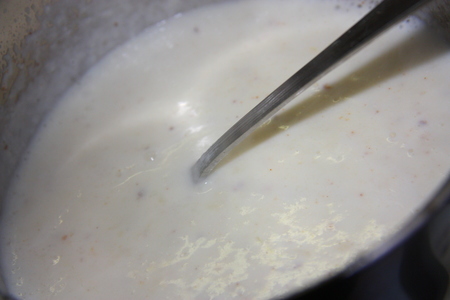 Тефтели с яйцами всмятку и сыром в молочном соусе.: шаг 4