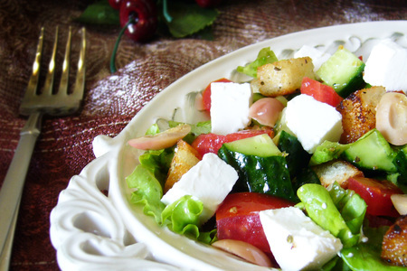 Салат с овощами и чесночными гренками: шаг 6