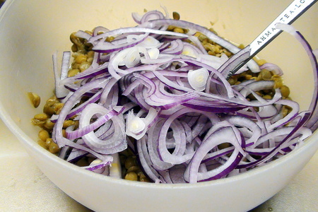 Тёплый салат из чечевицы с печёной рыбой под горчично-лимонной заправкой.: шаг 4