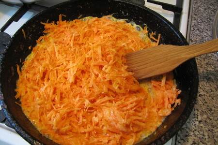 Морковные оладушки фаршированные яблочком (для всех и детей, которые не любят морковь): шаг 3