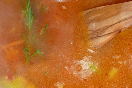 Томатный суп с гигантской фасолью и постными картофельными рогаликами + булочки с зеленым луком: шаг 8