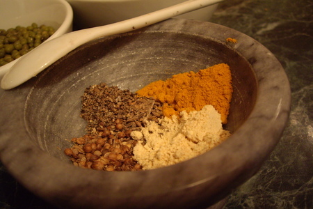 Кичри  сухой с набором специй, рекомендованным татьяной махаринец: шаг 1