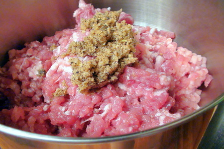 Тефтели из колбасного фарша в томатном соусе.: шаг 1