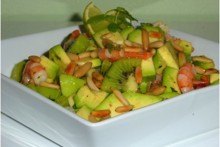 Салат из киви, авокадо, креветок с кедровыми орешками ...: шаг 3
