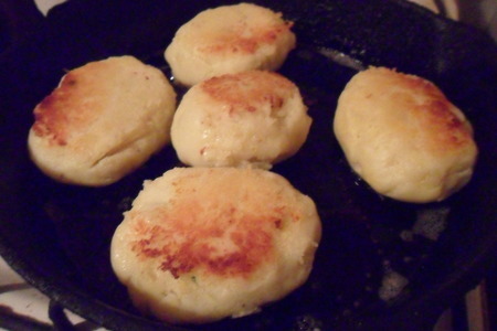 Картофельные зразы с сыром и зеленью: шаг 5