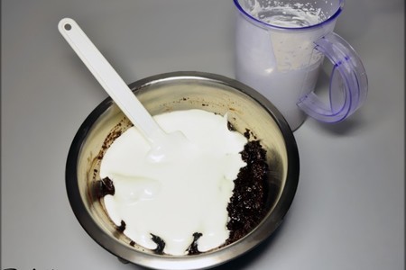 Пирожное с шоколадным муссом и черносмородиновым баваруа "тримирие".: шаг 10