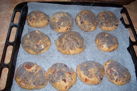 Ржано-пшеничные булочки с луком и вялеными помидорами: шаг 5