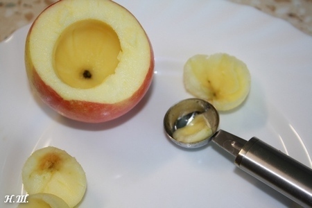 Запеченные яблоки с медом, изюмом и кедровыми орешками.: шаг 1