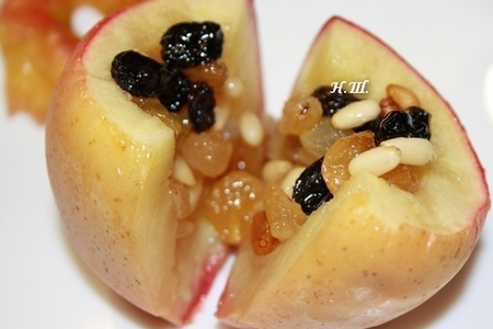 Запеченные яблоки с медом, изюмом и кедровыми орешками.: шаг 6