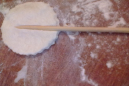 Мини пирожки из слоеного теста...с творогом и вишней...,на палочке))): шаг 9