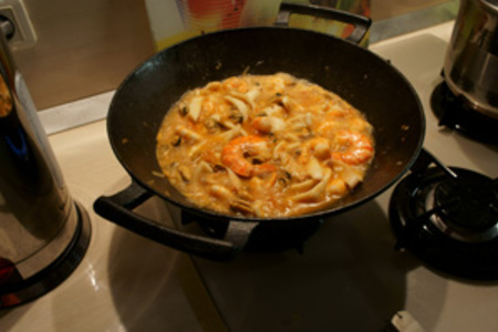 Спагетти с морепродуктами в сметанном соусе: шаг 1