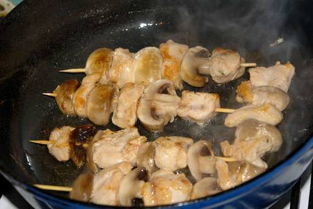 Куриные шашлычки с грибами в сливочном соусе.: шаг 3