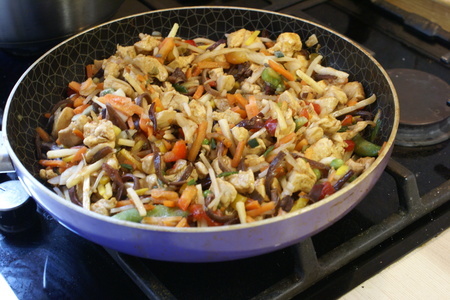 Фото приготовления рецепта: Лапша с овощами и курицей по-китайски